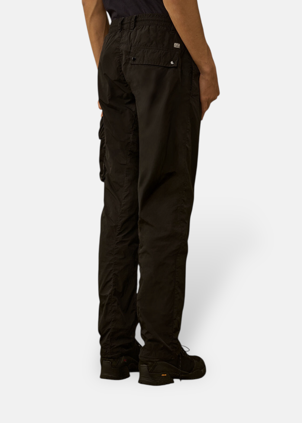 Vue de dos du pantalon cargo noir C.P. Company porté, montrant la taille ajustable et la coupe.