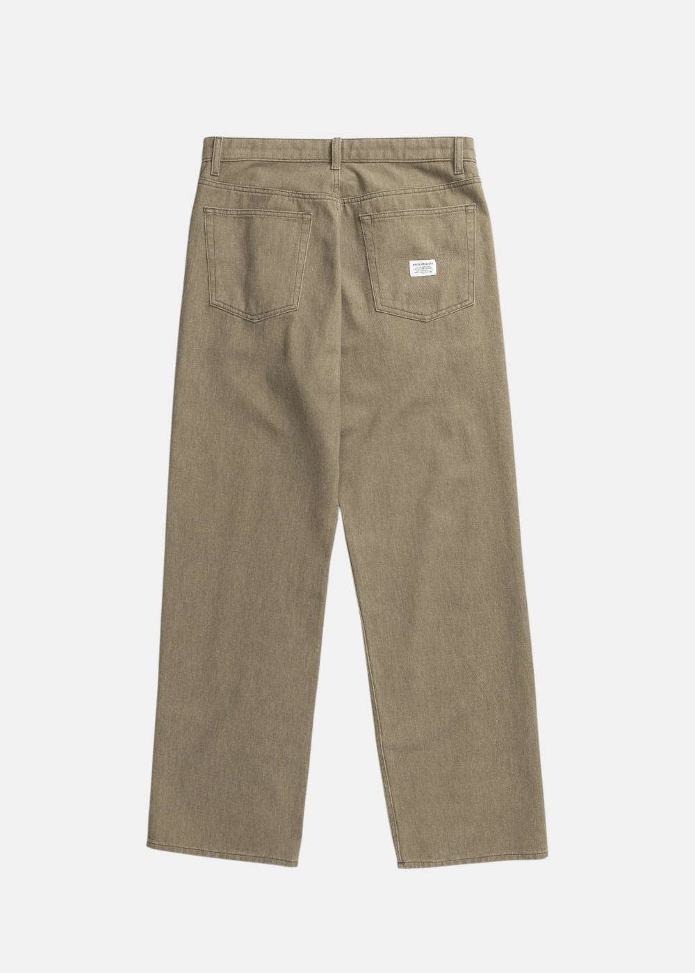 Vue arrière du pantalon Homme Norse Projects kaki montrant deux poches plaquées et une étiquette blanche.
