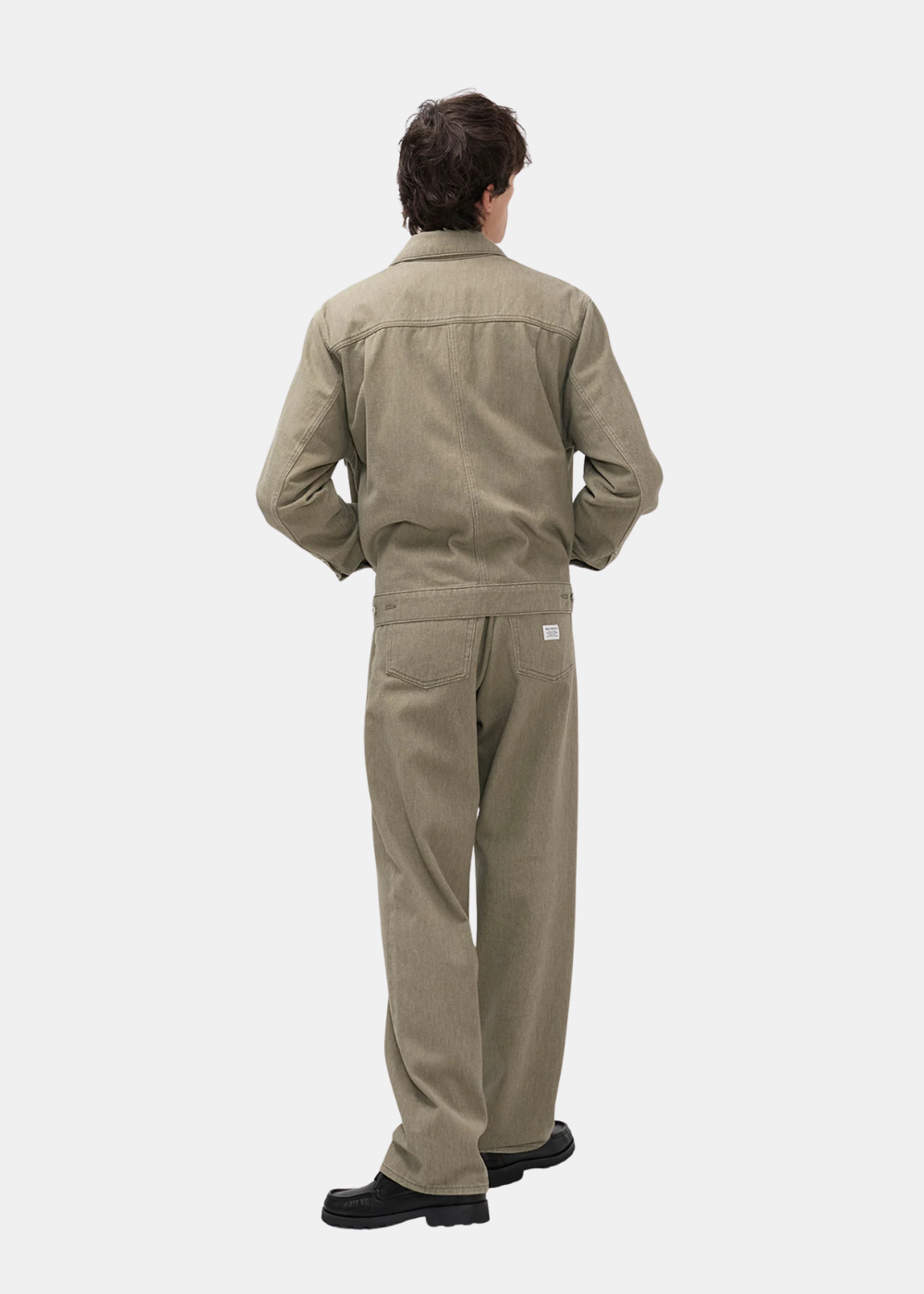 Vue de dos d'un mannequin portant l'ensemble veste et pantalon Homme Norse Projects en twill kaki.
