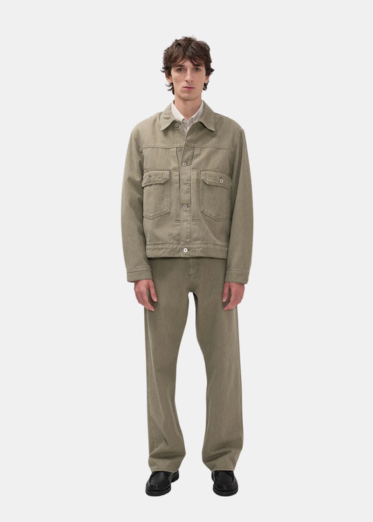 Look complet avec veste et pantalon Homme Norse Projects en twill kaki assortis portés par un mannequin