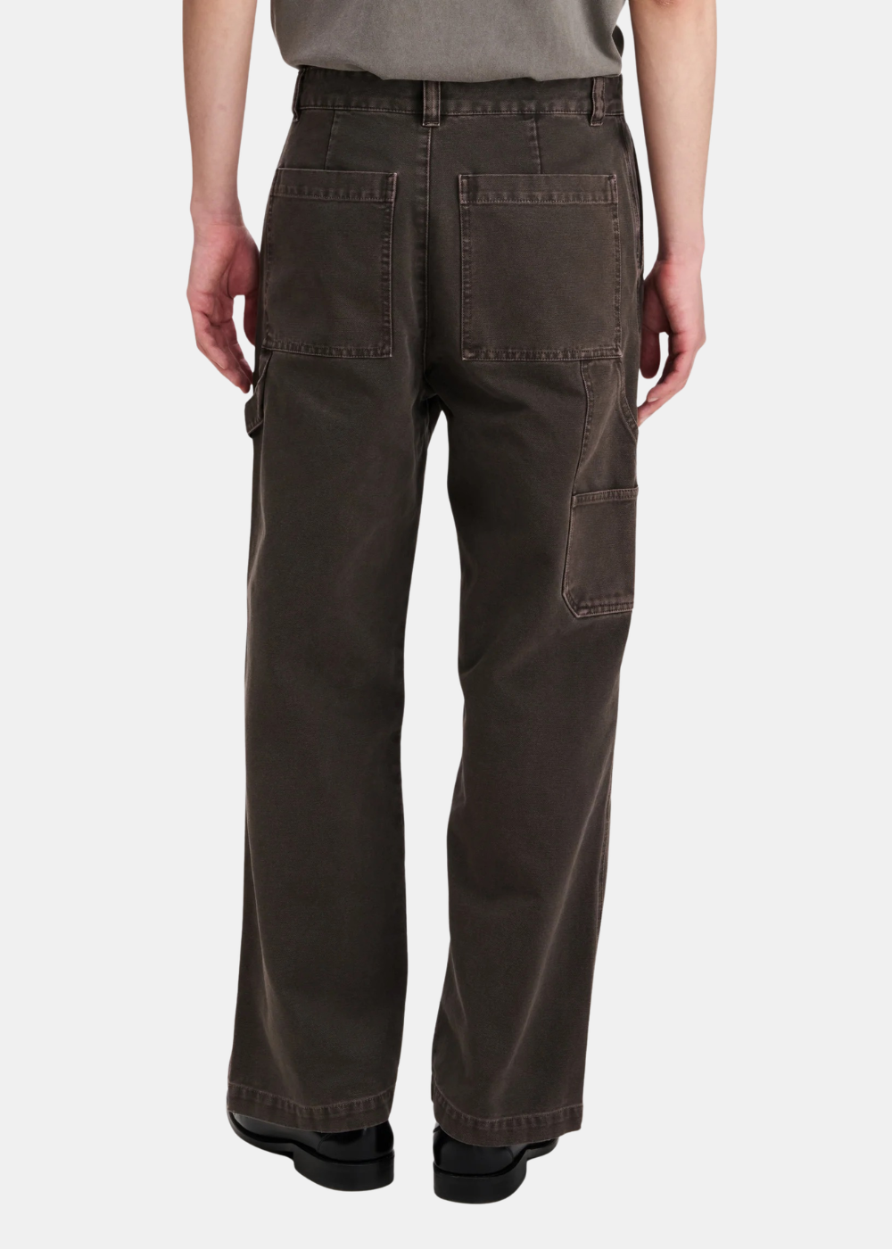 Gros plan de dos sur les grandes poches plaquées et la boucle marteau du pantalon A.P.C. carpenter