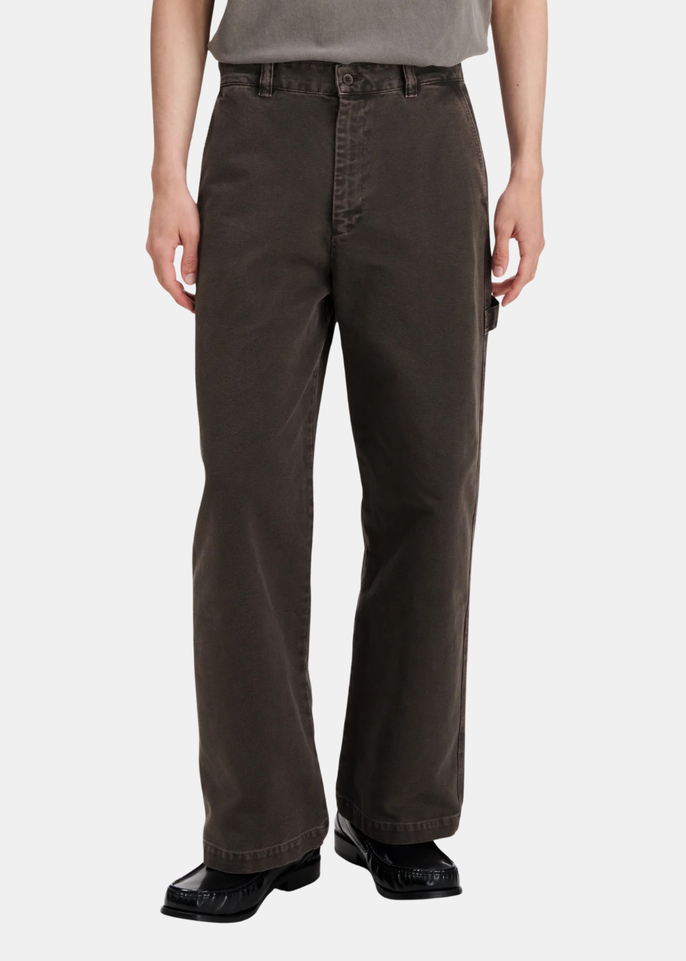 Plan moyen de face sur le pantalon A.P.C. marron délavé à coupe droite et poches latérales