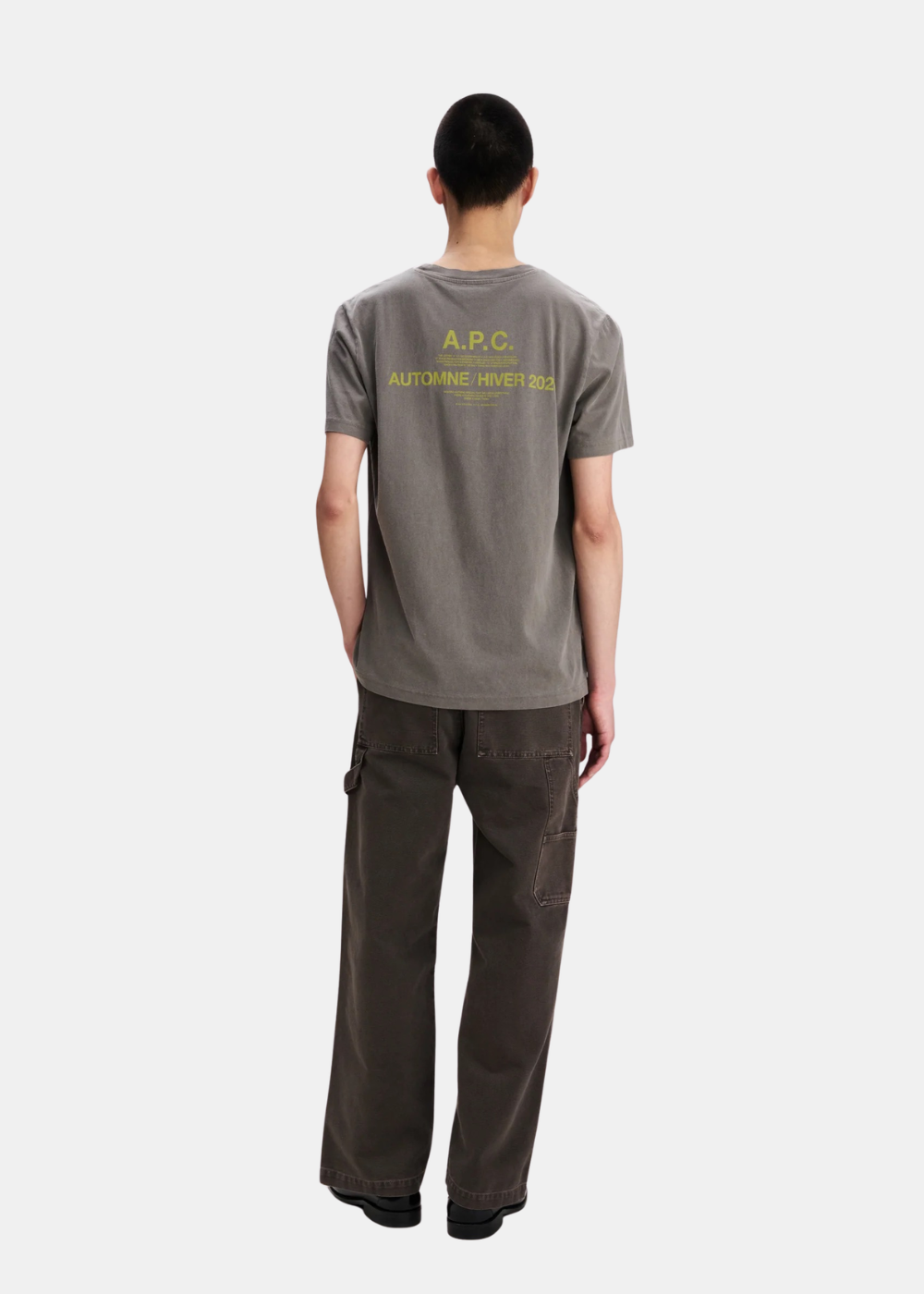 Vue de dos du mannequin homme portant le pantalon A.P.C. marron délavé et t-shirt imprimé au dos