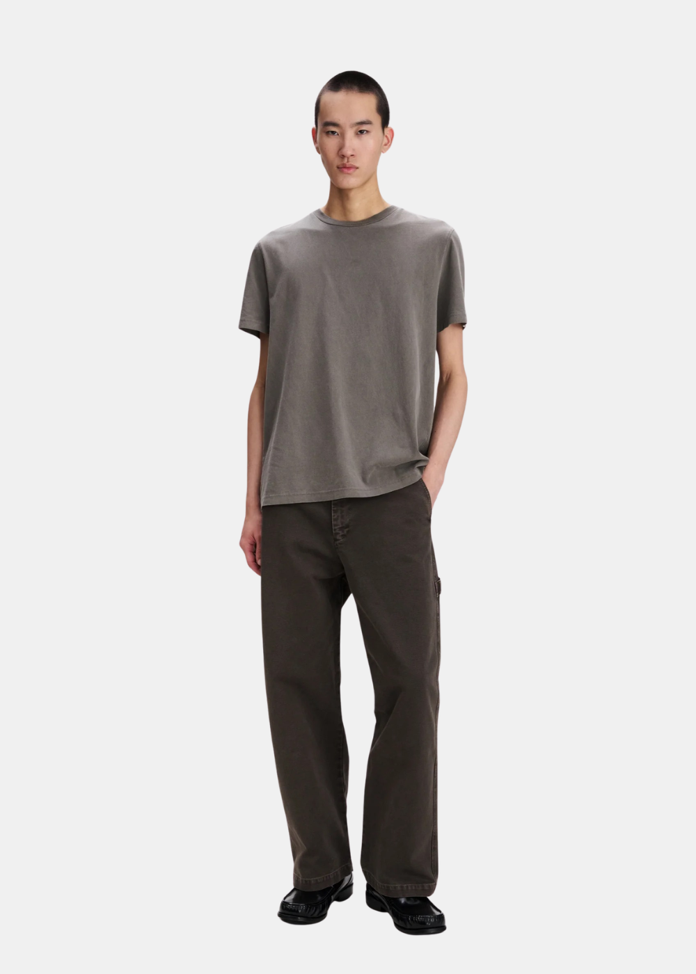 Mannequin homme en pied portant le pantalon A.P.C. style carpenter marron délavé avec un t-shirt gris
