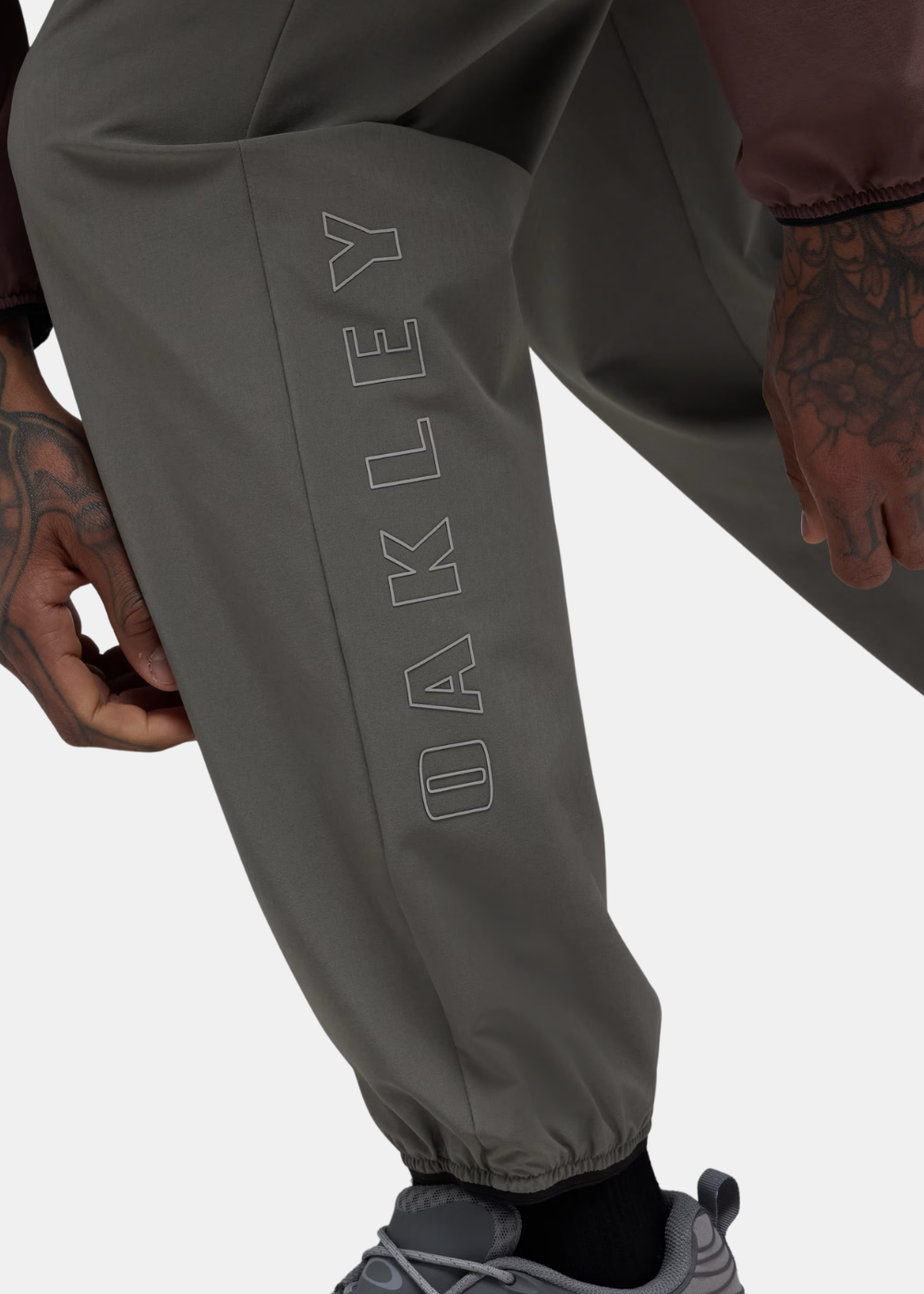 Gros plan sur le bas du pantalon Oakley Edge Force gris montrant l inscription Oakley et la cheville