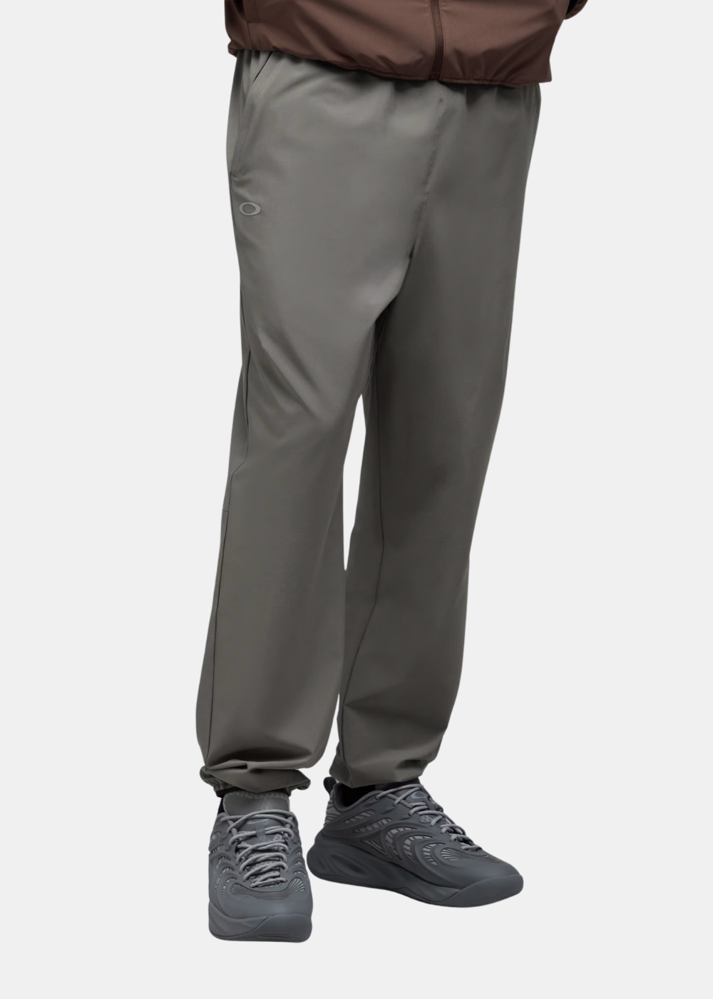 Plan de coupe du pantalon Oakley Edge Force gris porté avec sneakers assorties