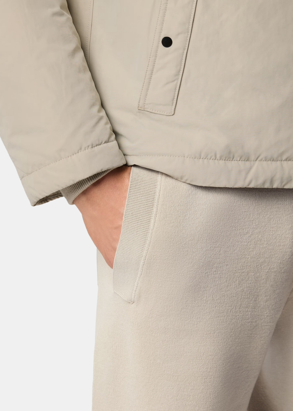 Gros plan sur la poche latérale à finition bord-côte du pantalon en maille Stone Island Stretch RWS sable
