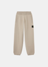 Pantalon de survêtement en maille Stone Island Stretch RWS sable vue de face avec taille élaste et cheville resserrée
