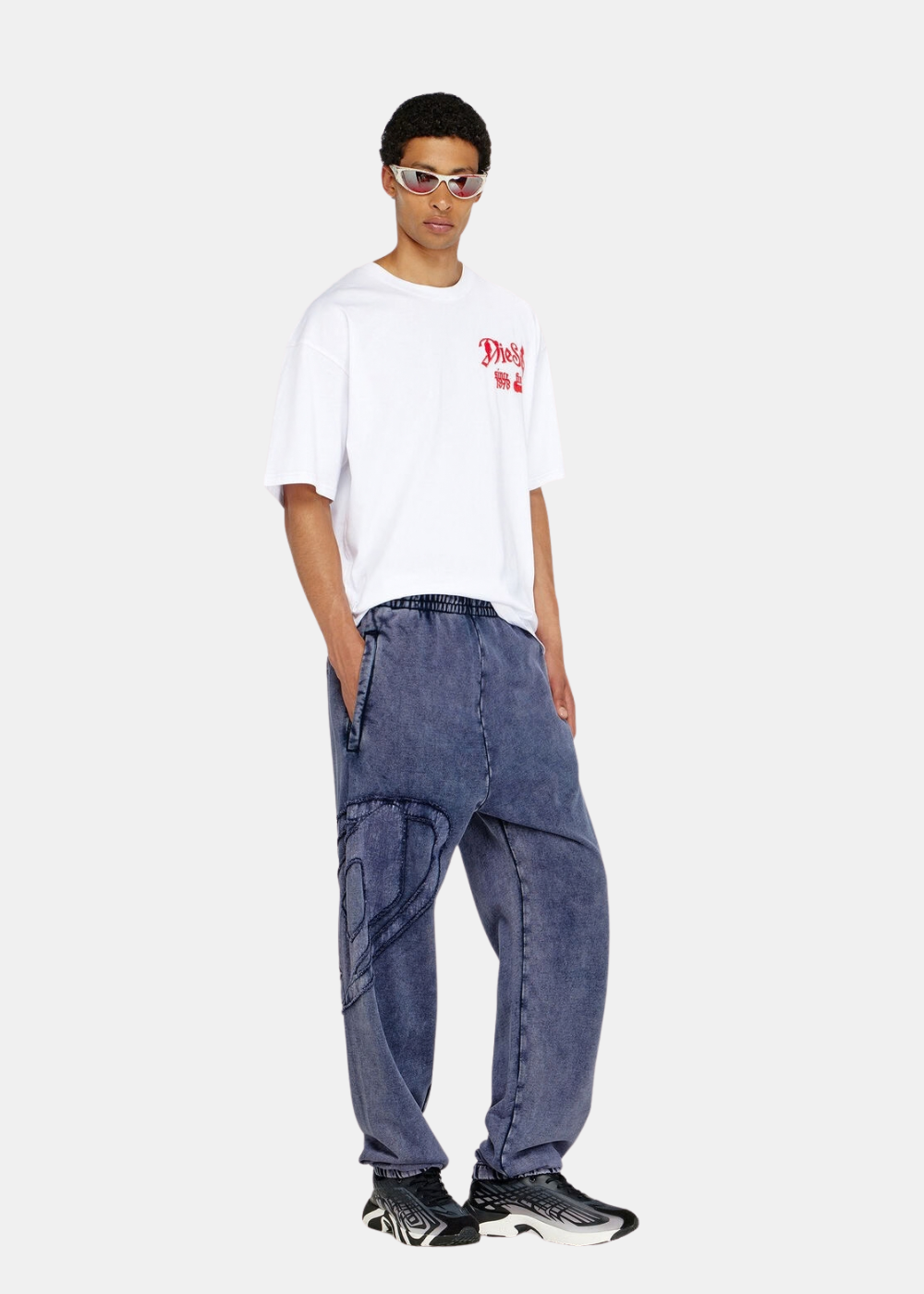 Pantalon de survêtement délavé bleu Homme porté avec un t-shirt blanc et des baskets