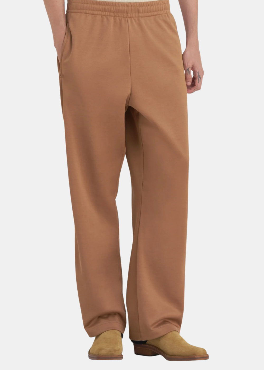 Homme portant le pantalon de survêtement Études Studio marron vue de face.