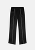 Packshot de face sur fond blanc du pantalon de survêtement noir Diesel à liserés blancs et coupe droite.