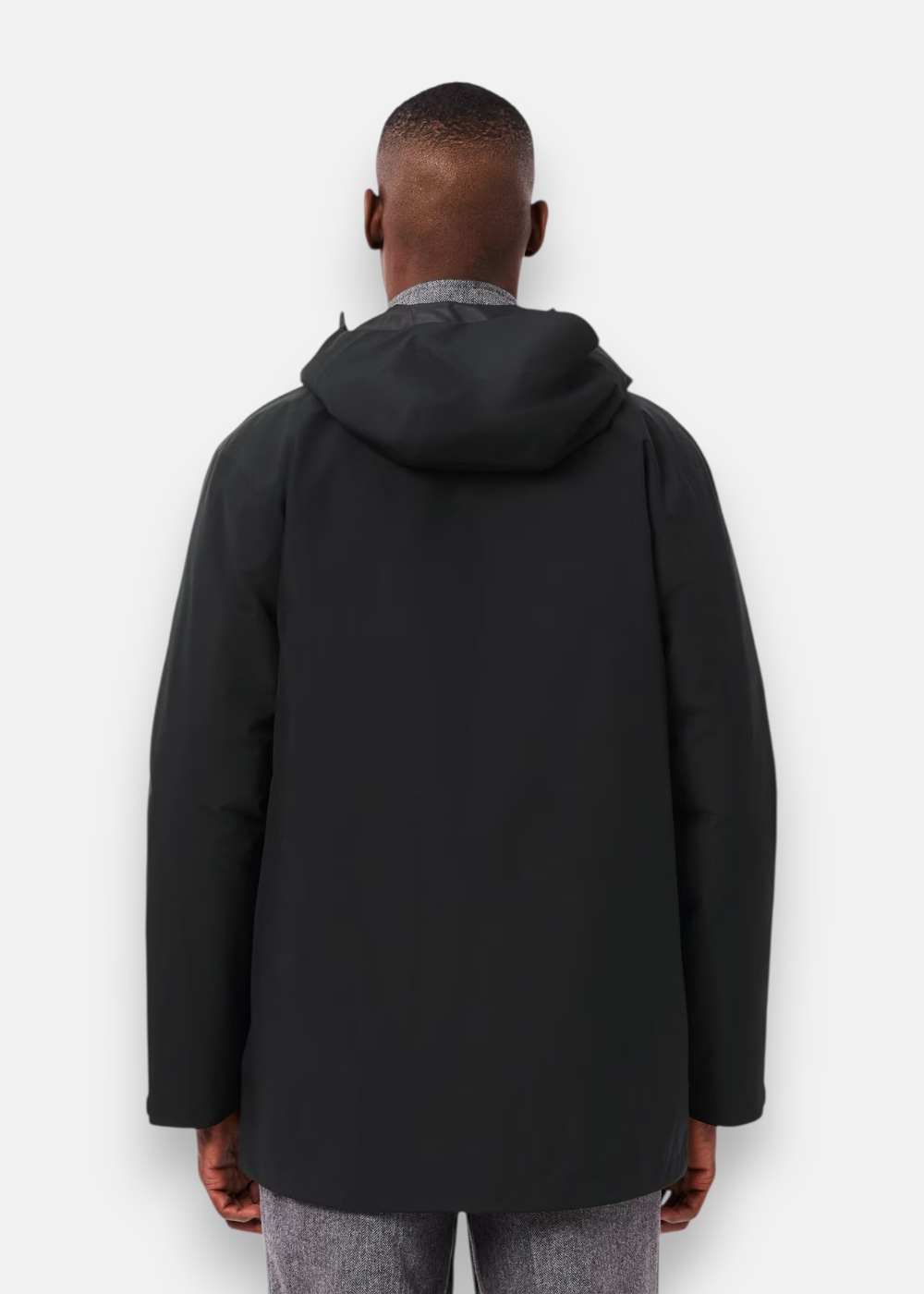 parka lacoste 3 en 1 imperméable homme Portée par un homme de  dos 