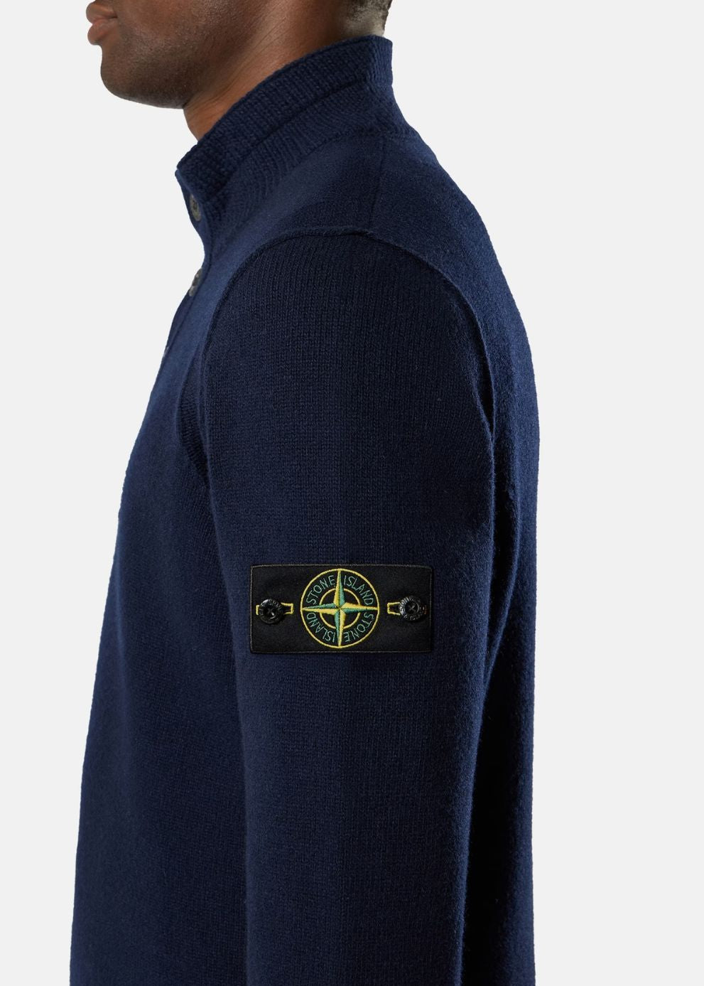 Détail du patch du Pull stone island col montant zippé patte boutonnée - marine