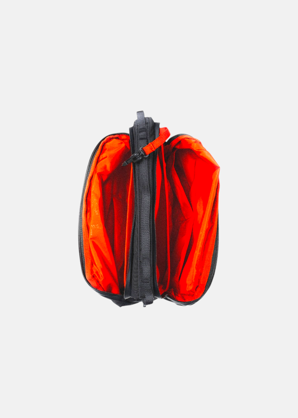 photo vue de l'interieur et des rangements de la sacoche topologie noir model bottle bag taille L