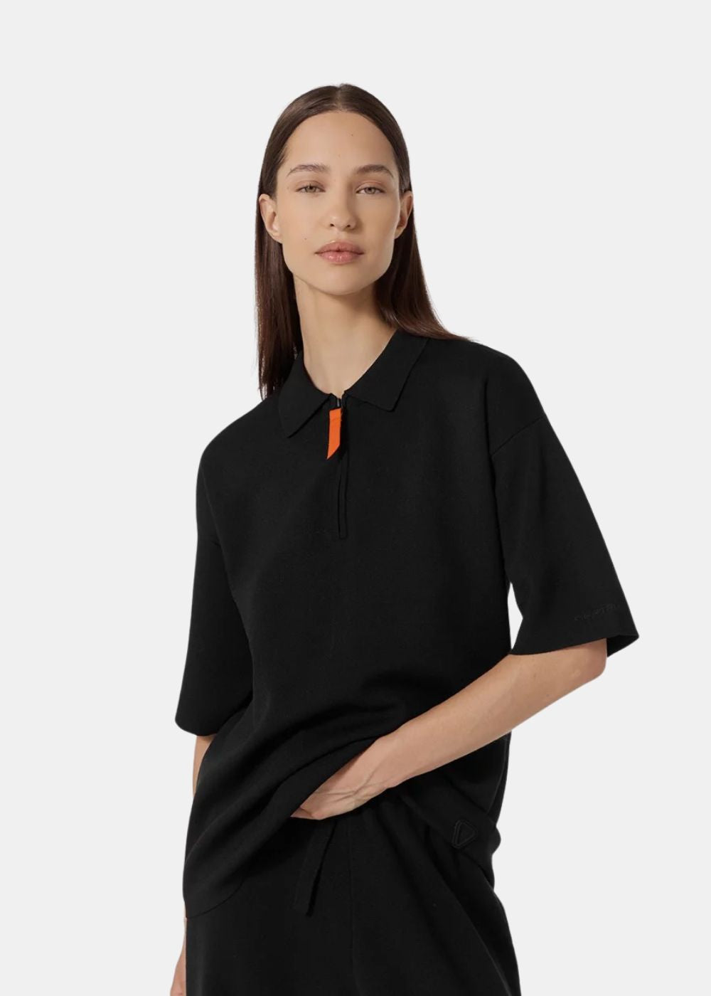 Mannequin femme portant le polo noir unisexe en maille souple Gertrude LULU.