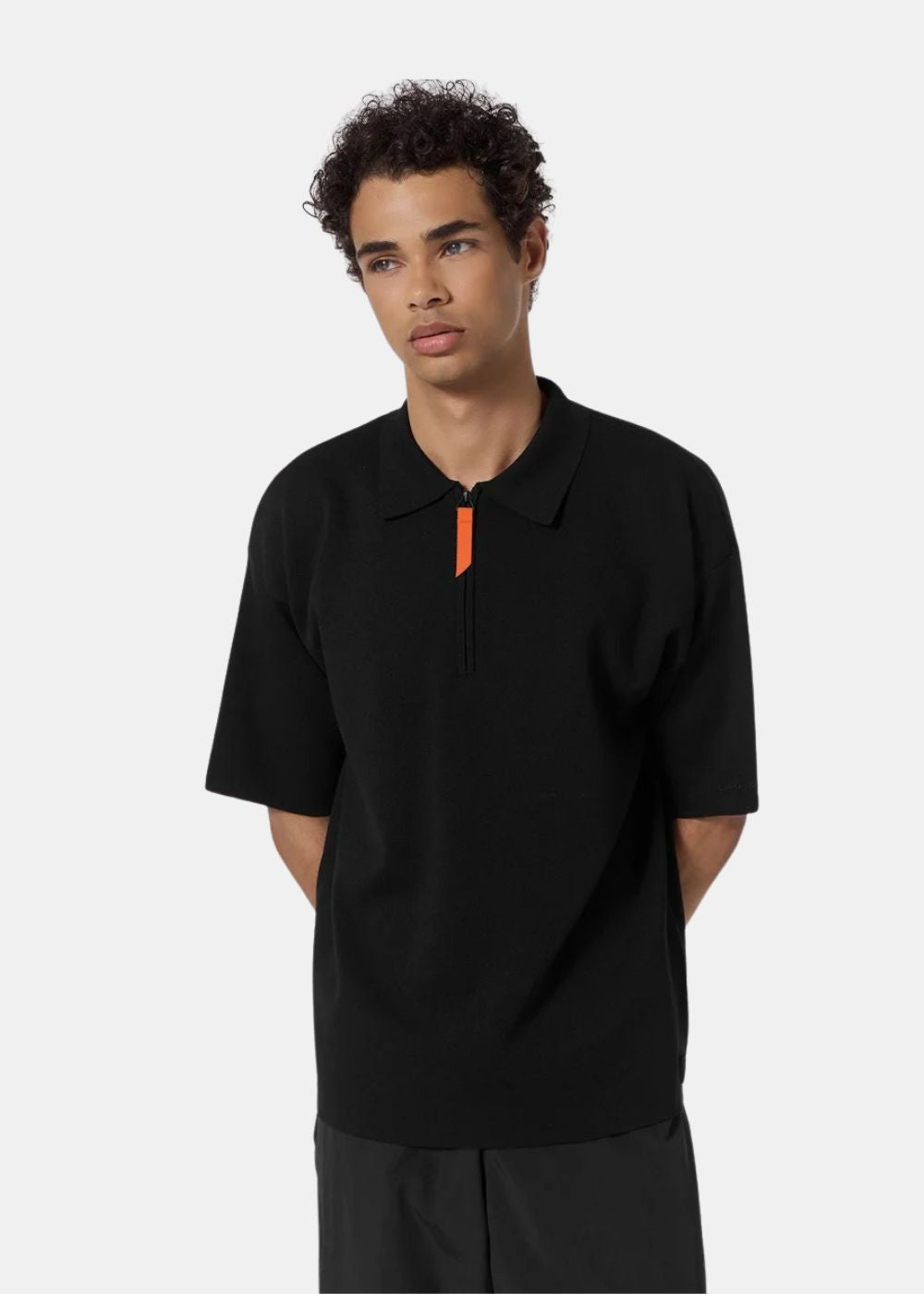 Mannequin homme portant le polo noir à col zippé Gertrude LULU coupe ample.