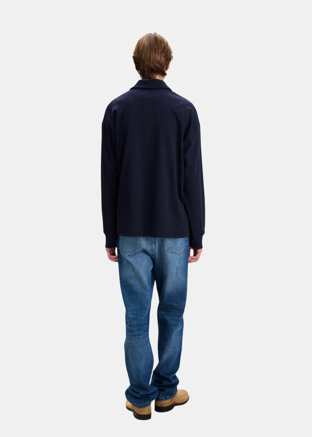Vue arrière du polo en coton bio bleu marine A.P.C. Alexis porté par un mannequin, illustrant sa coupe droite classique et son col polo uni.