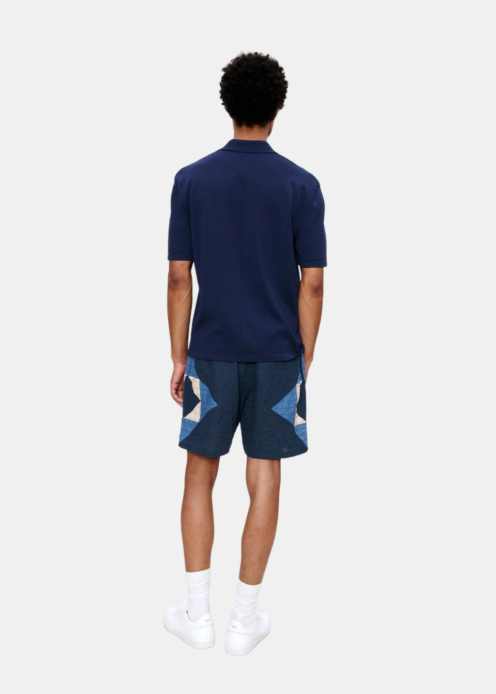 Vue arrière du polo Homme A.P.C. marine porté, montrant la coupe ajustée et les finitions