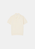 Polo Lacoste en maille côtelée beige fluide avec col classique et logo crocodile, vue de face.