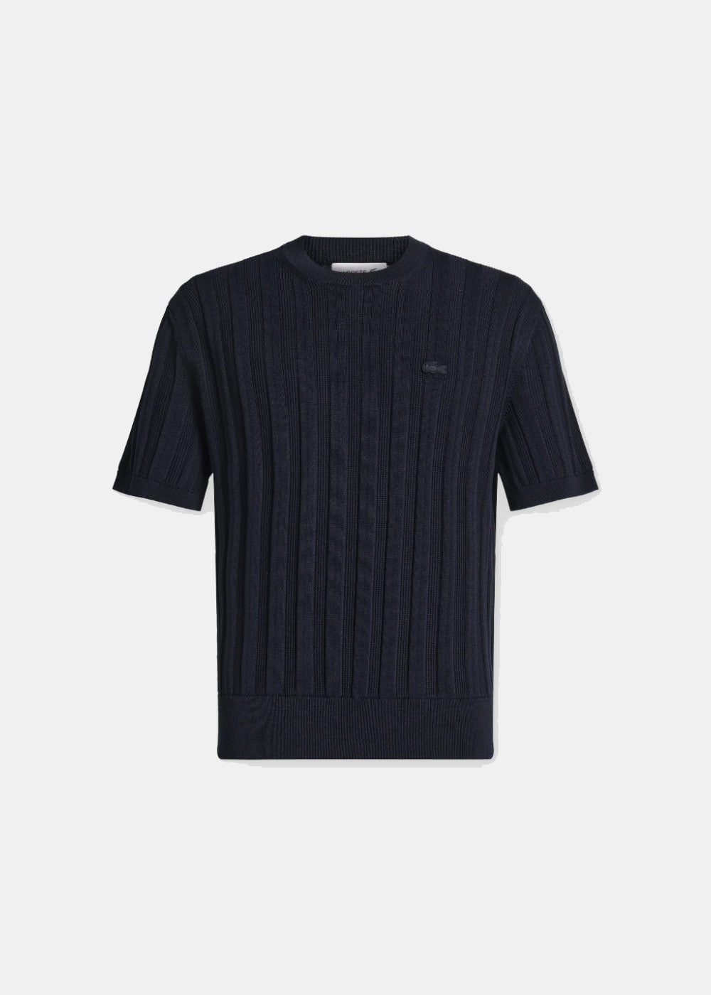 Packshot de face d'un polo Lacoste marine en maille à côtes verticales, col rond, poignets côtelés et crocodile brodé.