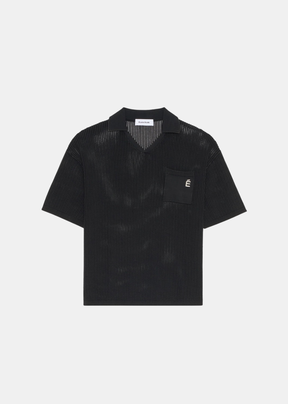 Polo en maille de dentelle tricotée noire Études Studio avec col en V et poche poitrine, vue de face.