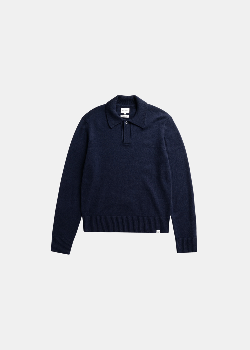 Packshot du polo Norse Projects Anholt en maille lambswool bleu marine avec col et patte boutonnée