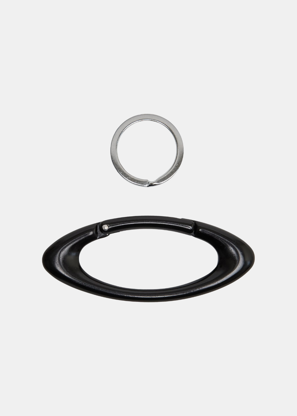 Porte-clés mousqueton Oakley Essential Icon en forme de logo Ellipse noir avec son anneau métallique argenté