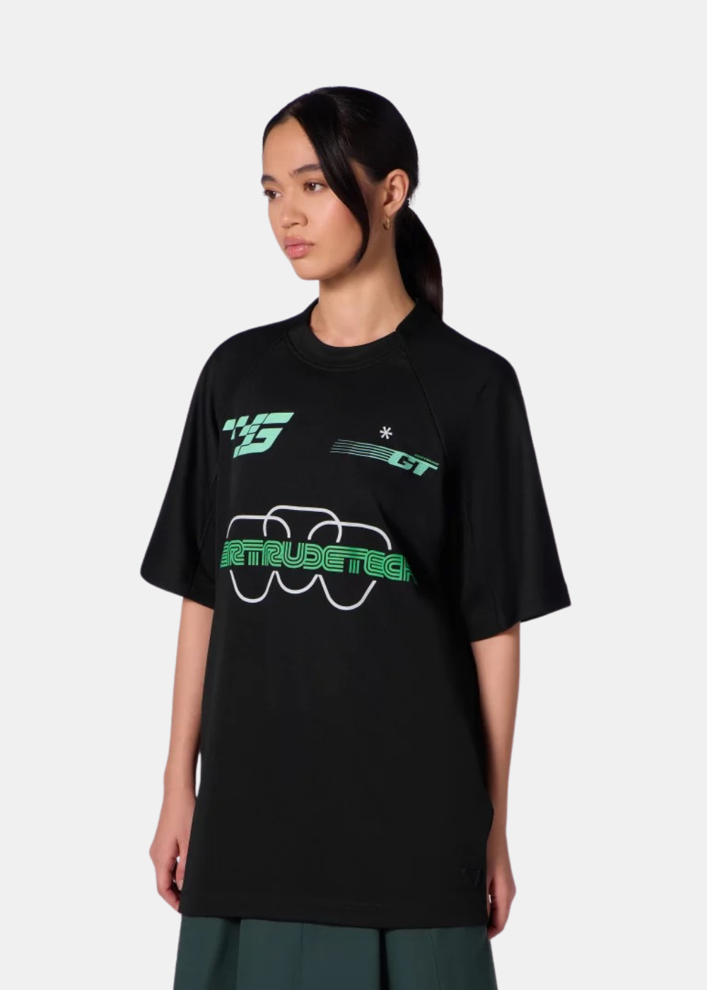 Vue de face du t-shirt baseball noir Gertrude Baris avec sérigraphie graphique verte et manches courtes.
