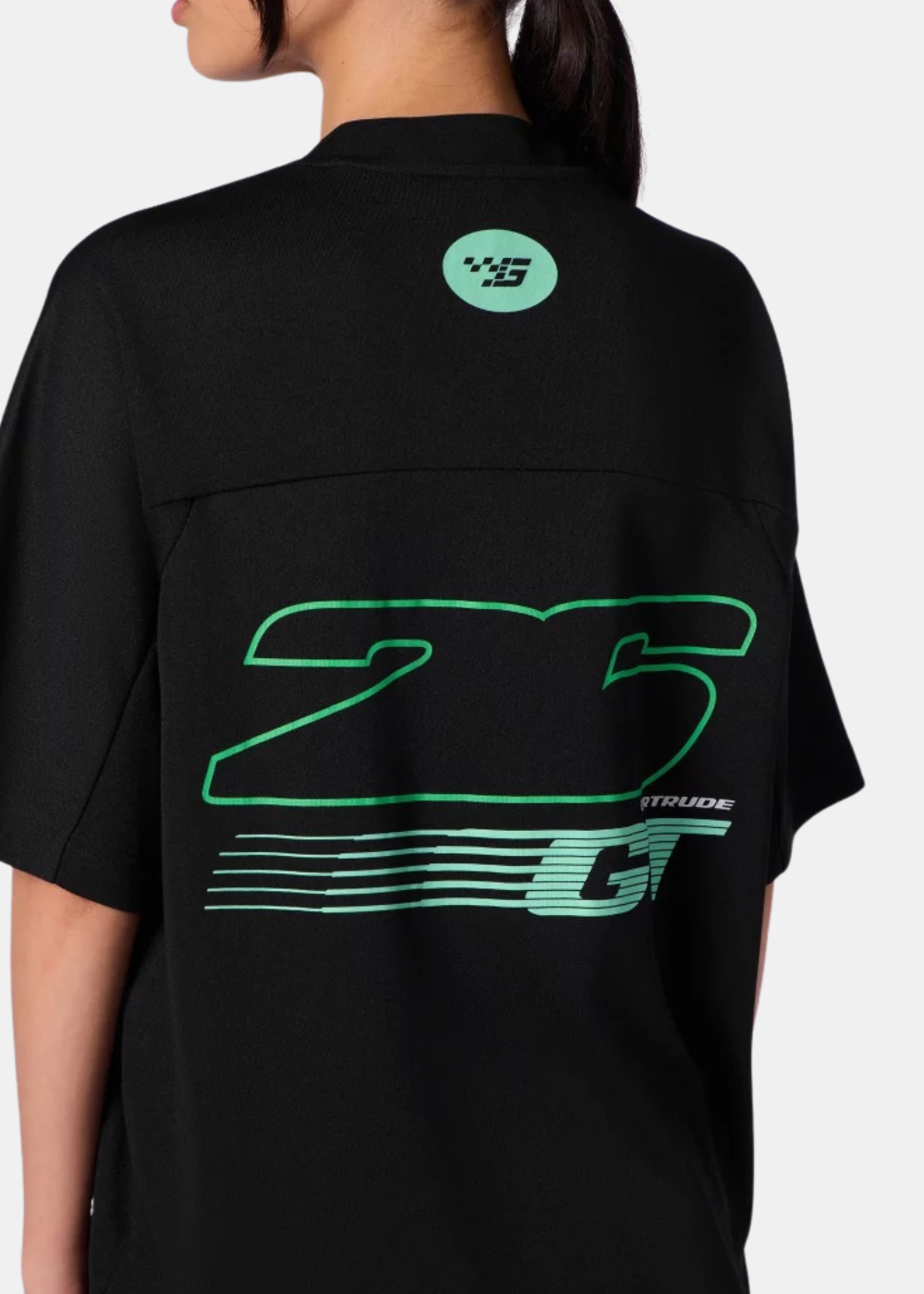 Vue de profil du t-shirt noir Gertrude Baris montrant la coupe droite et le col rond contrasté.