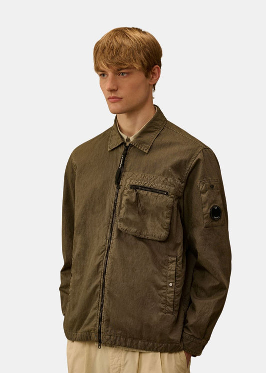 vue de profil porté par un mannequin de la Surchemise C.P. Company Panama-R Nylon Recyclé