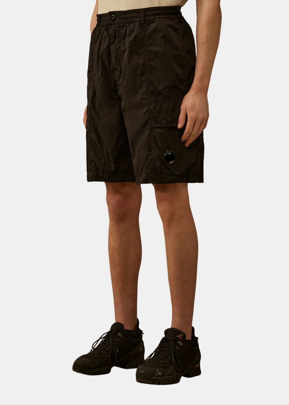 vue de profil sur un mannequin du Short Cargo C.P. Company Chrome-R Noir | Nouveauté 2026 Purple Store