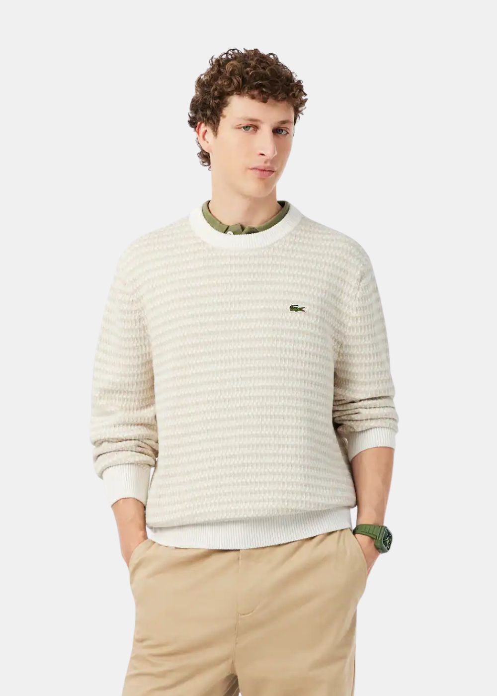 Mannequin portant le pull col rond Lacoste beige à rayures texturées sur un col de polo