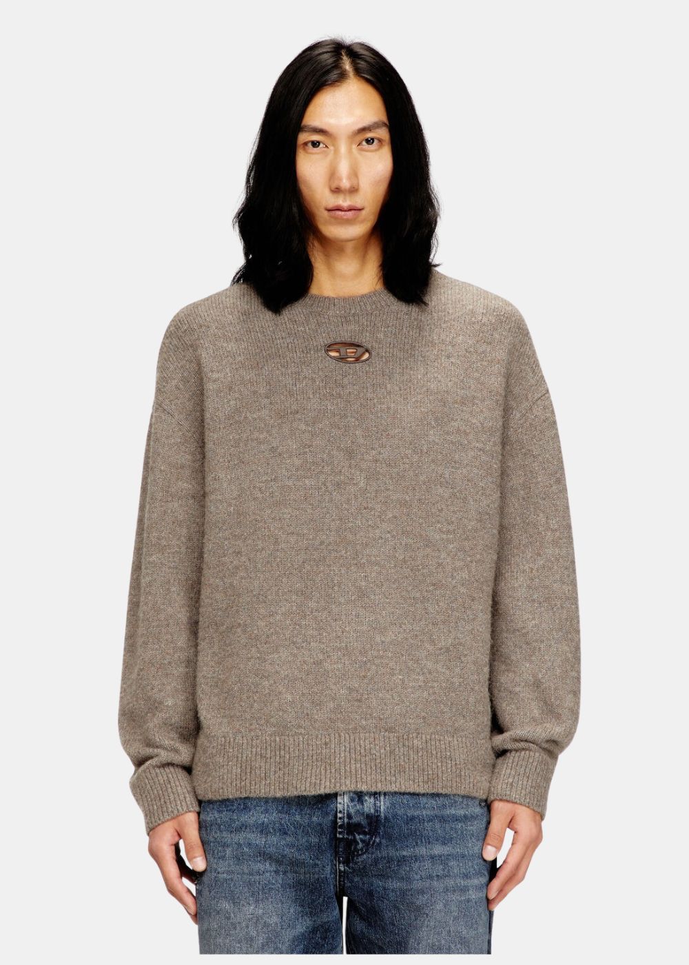 Vue de face du pull Diesel K-Areeso porté par un mannequin, soulignant la qualité de la maille chinée.