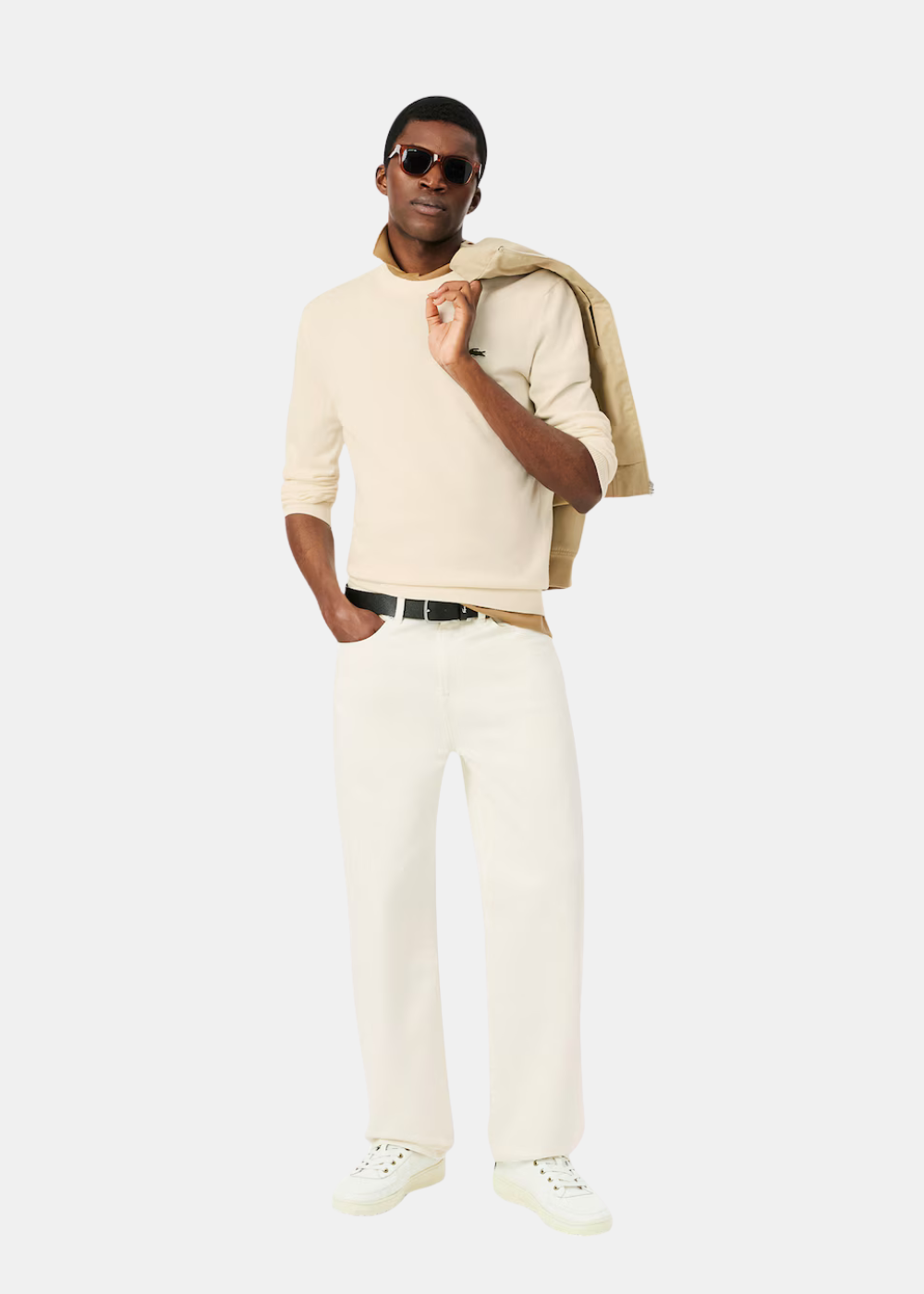 Tenue complète avec le pull col rond Lacoste crème associé à un pantalon blanc pour un style minimaliste.