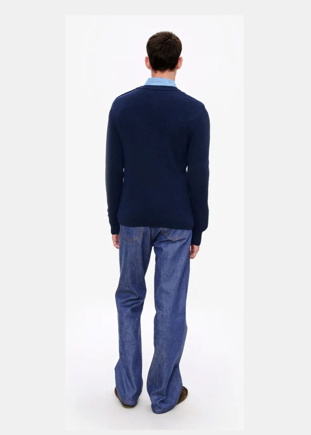cette photo montre le  pull APC marin bleu marine porté par un mannequin de dos