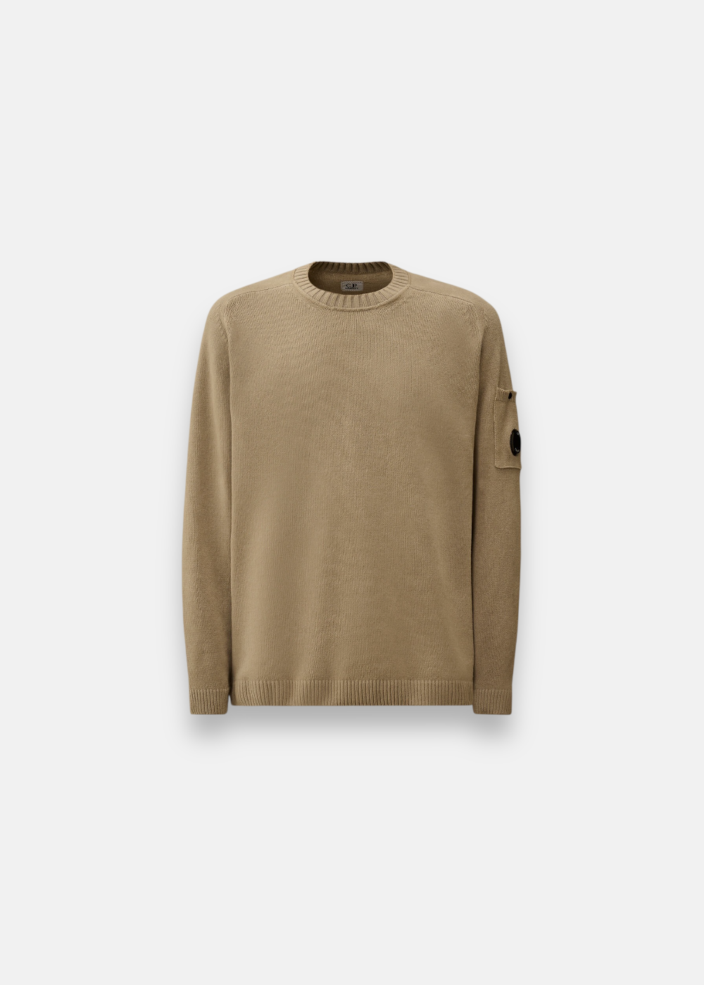 Pull C.P. Company en chenille de coton beige avec poche Lens sur la manche de face sur fond blanc