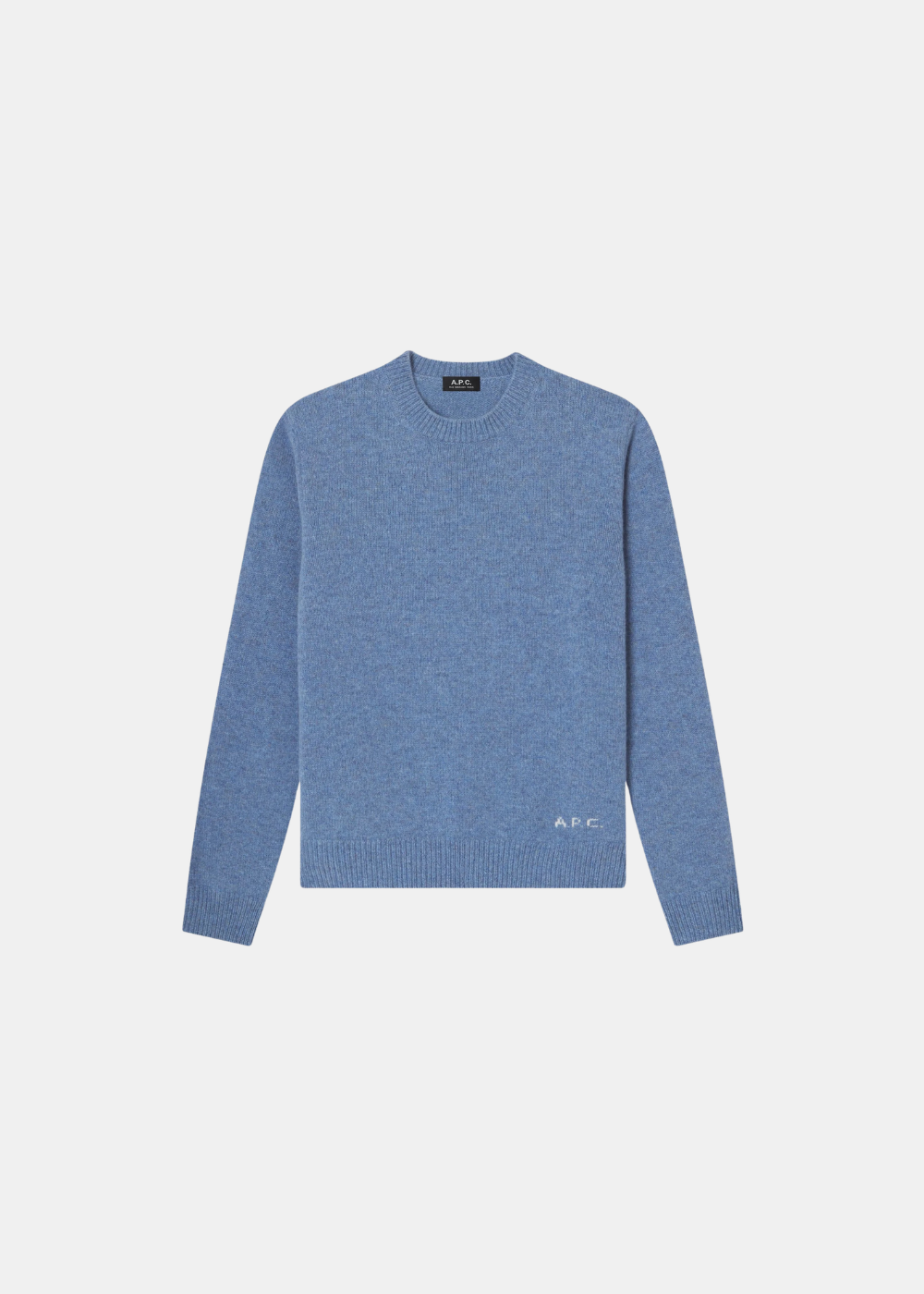 Packshot du pull col rond bleu chiné A.P.C. à manches longues avec bord-côte aux poignets et à la taille et logo A.P.C. brodé sur le bas