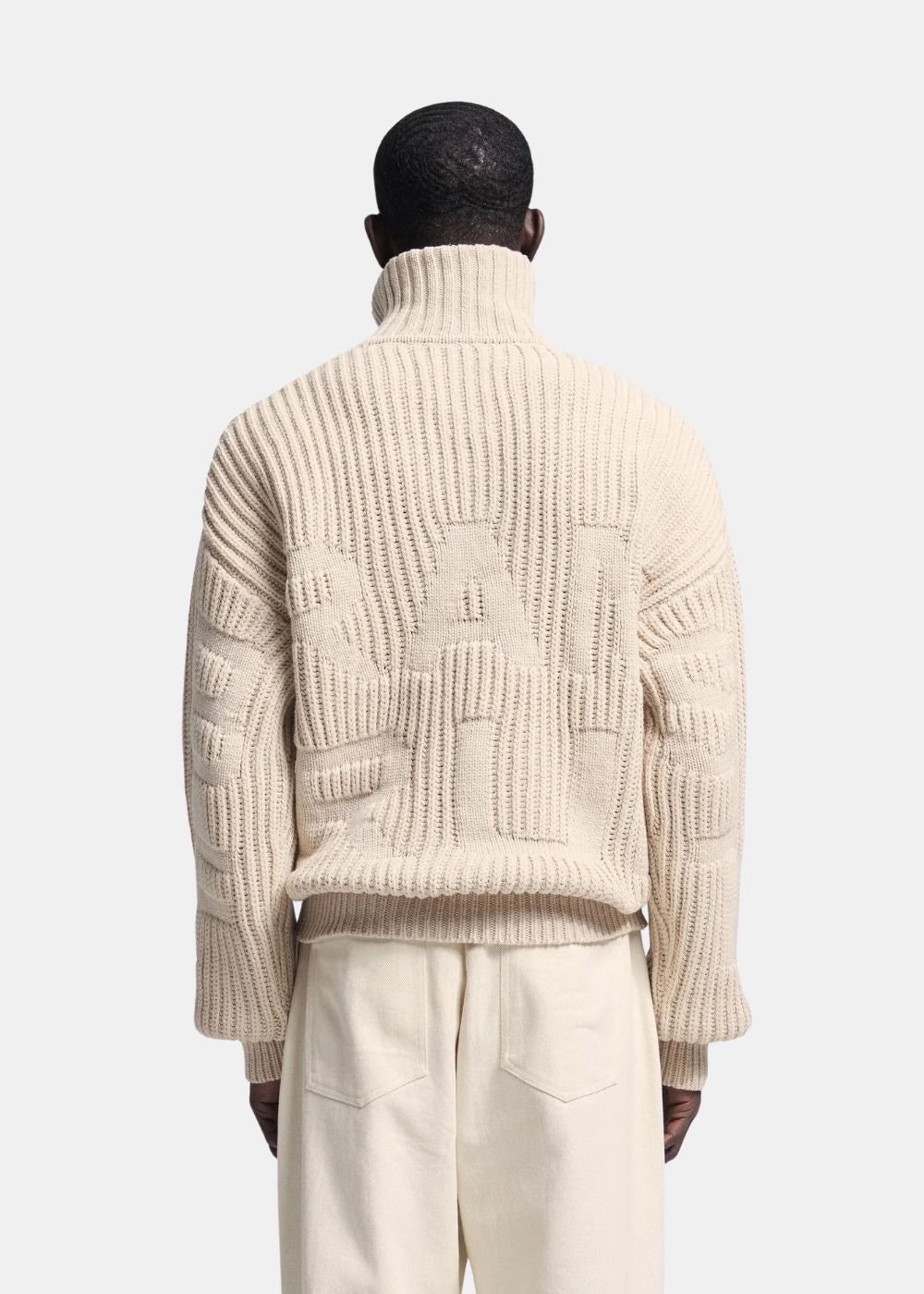 Vista posterior del jersey Brams Fruit Fisherman beige en punto grueso acanalado llevado por un modelo