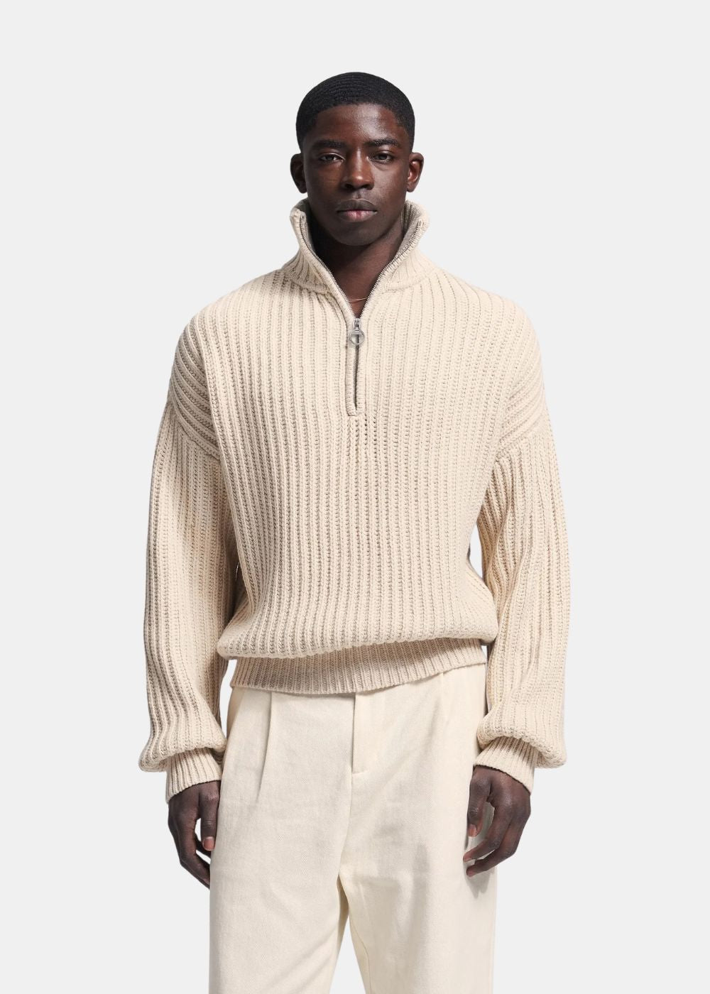 Vista frontal del jersey Brams Fruit Fisherman beige de punto acanalado con cremallera en el cuello llevado por un modelo