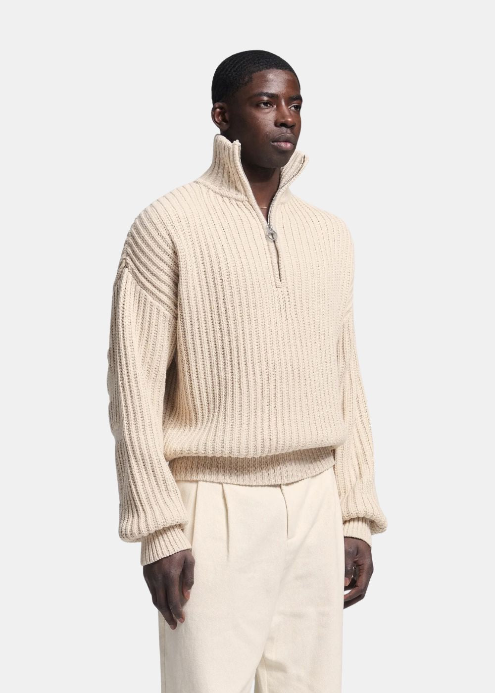Vista de tres cuartos del jersey Brams Fruit Fisherman beige acanalado de manga larga llevado por un modelo
