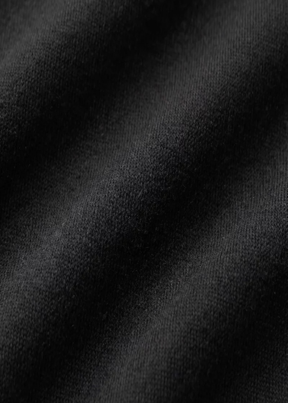 Gros plan sur la maille tissée fine et douce du pull camionneur noir Gertrude