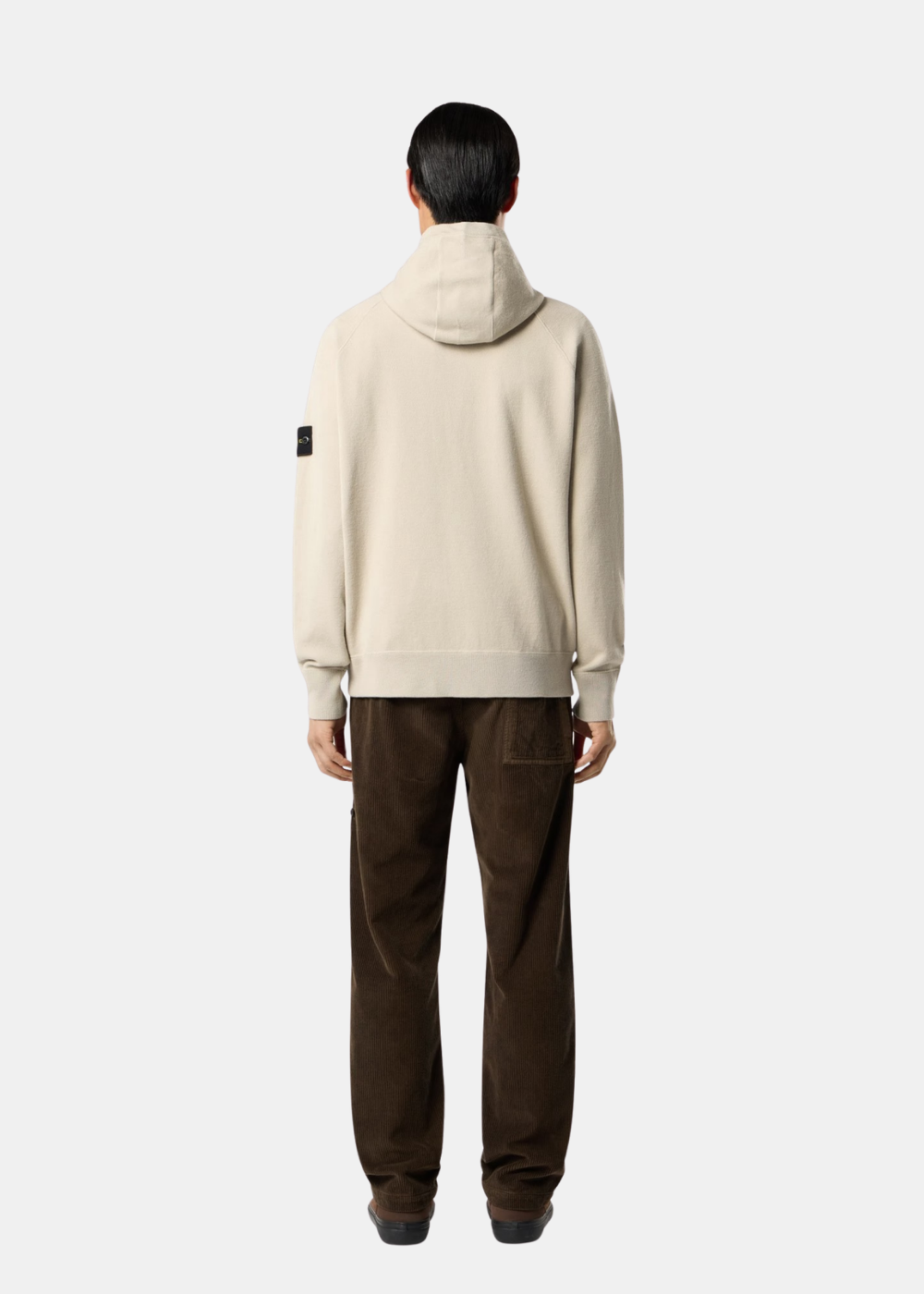Vue de dos portée du pull zippé à capuche Stone Island Stretch RWS sable combiné avec un pantalon en velours côtelé marron