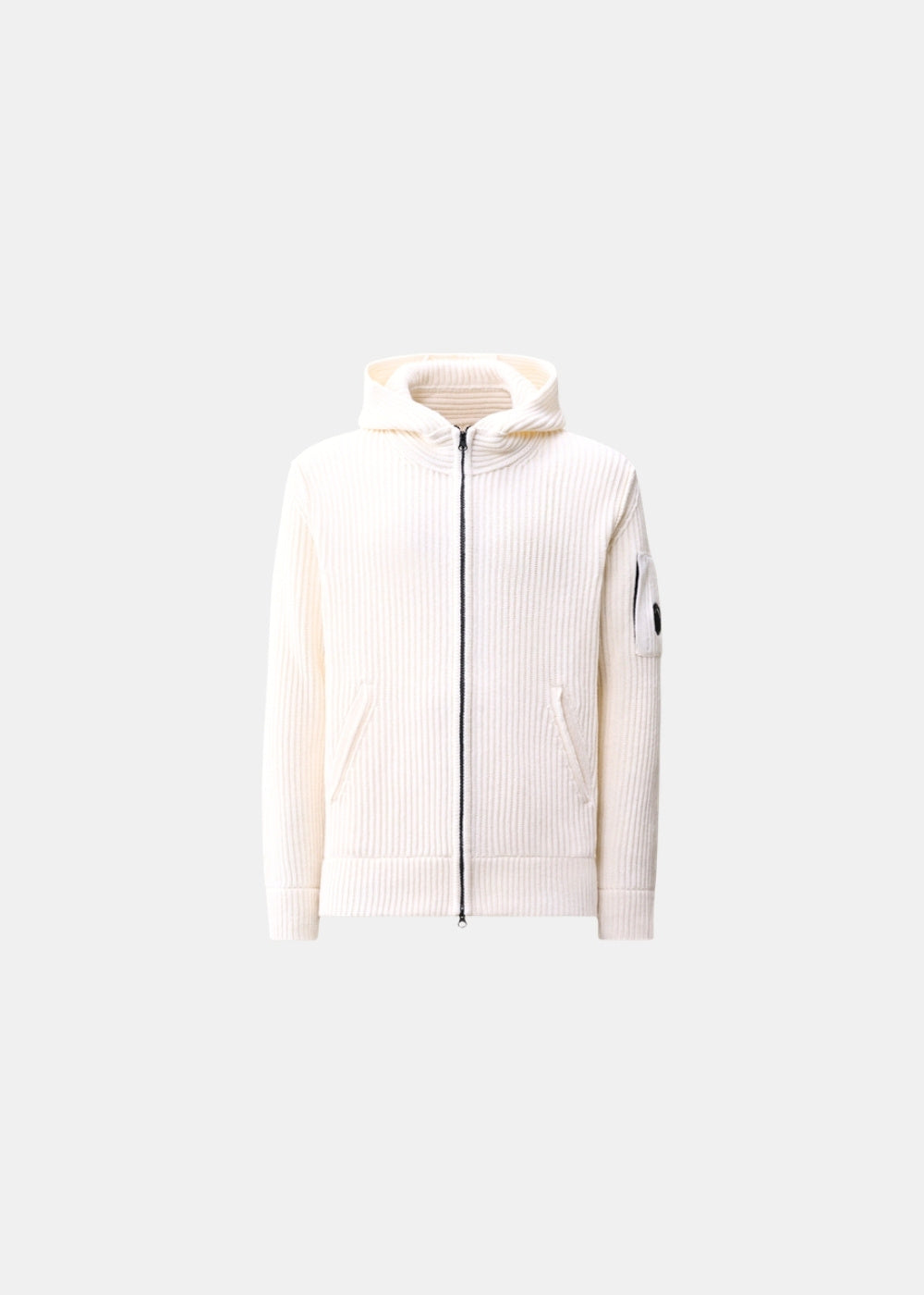 Packshot de face d'un pull à capuche zippé blanc C.P. Company en maille, avec poche kangourou et lentille sur la manche.
