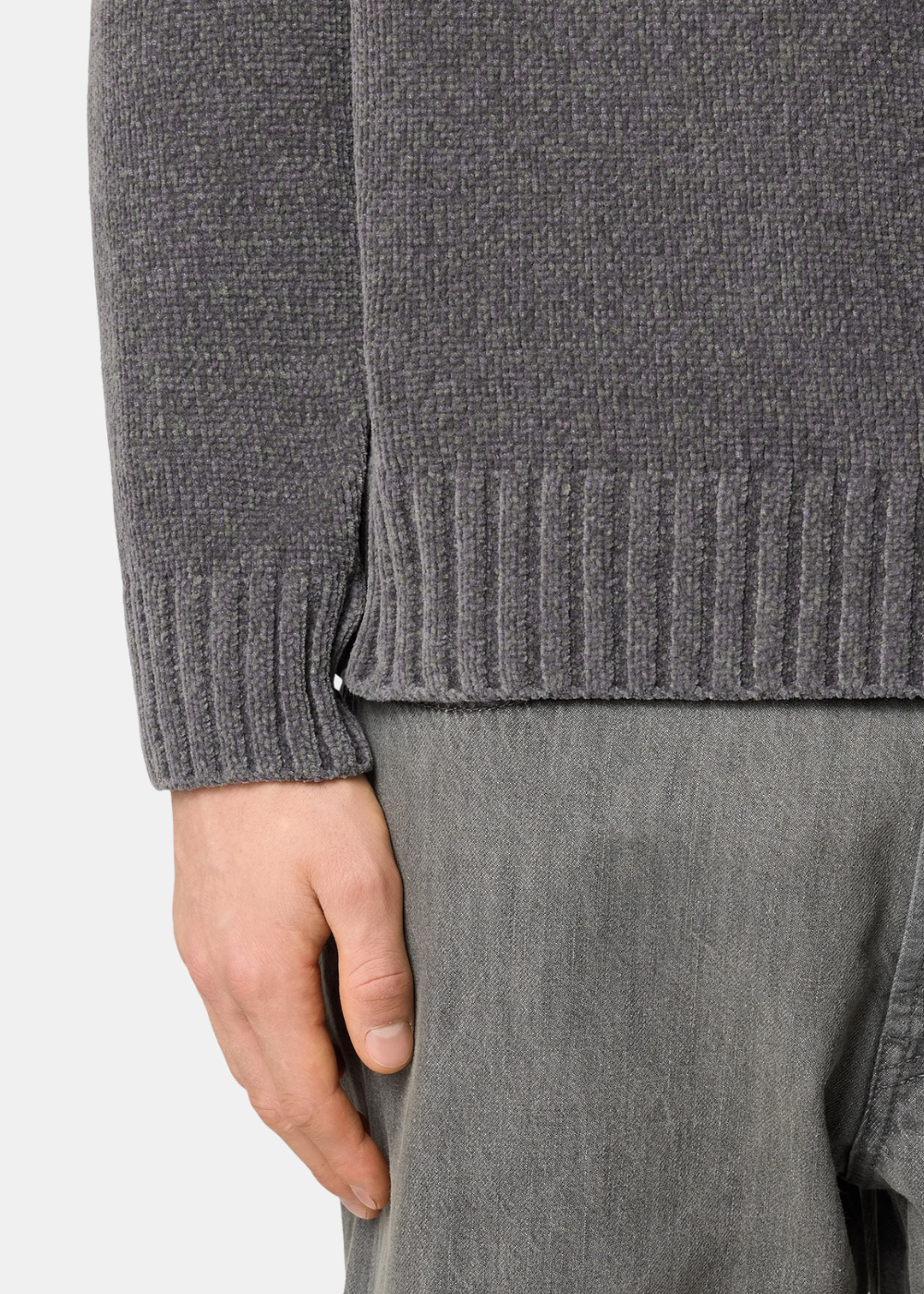 Gros plan sur l'ourlet et le poignet en bords-côtes d'un pull en coton chenille mouliné gris Stone Island