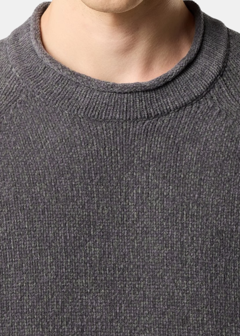 Gros plan sur le col ras du cou finition roulottée d'un pull en chenille mouliné gris Stone Island porté