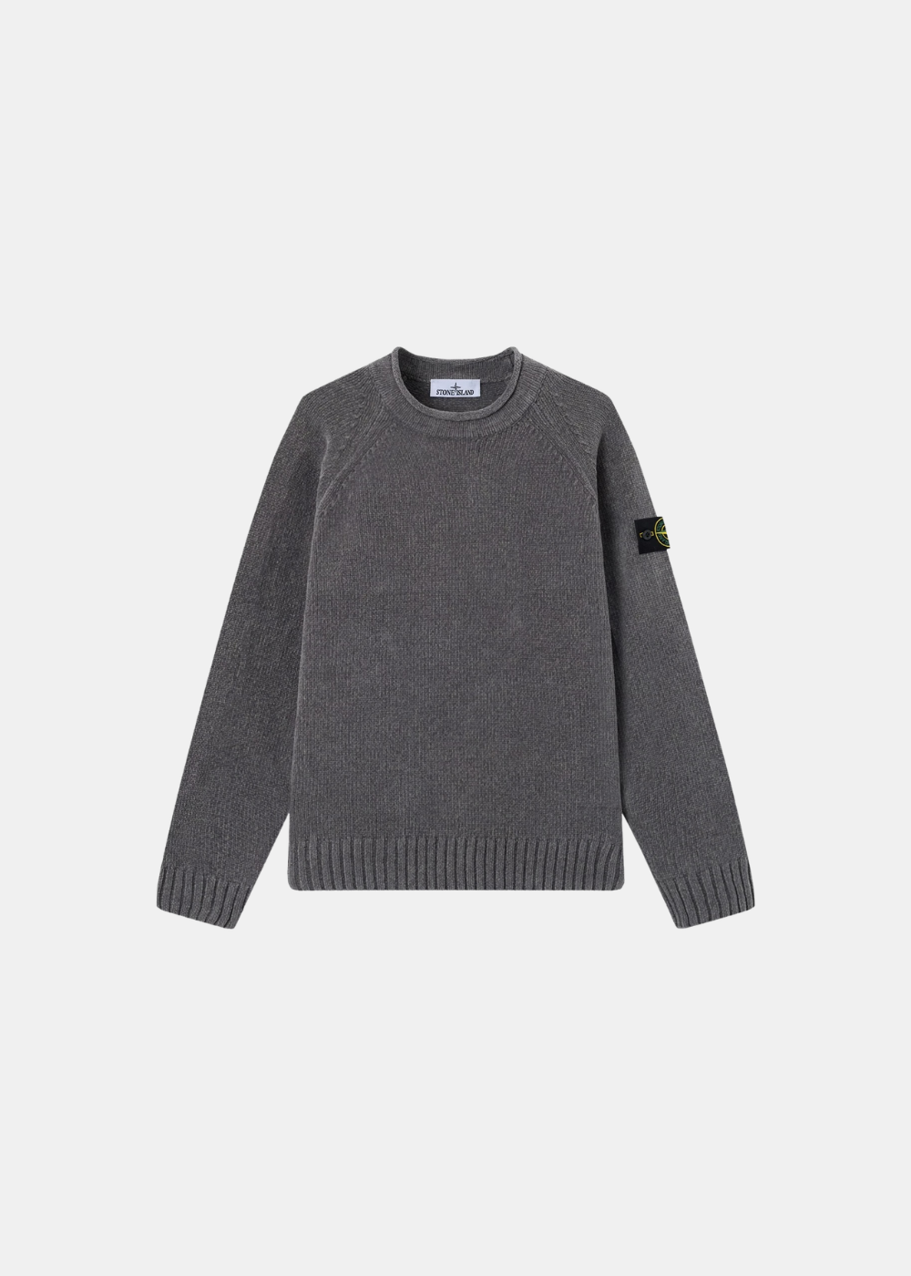 Packshot du pull en coton chenille mouliné gris Stone Island avec badge sur la manche gauche