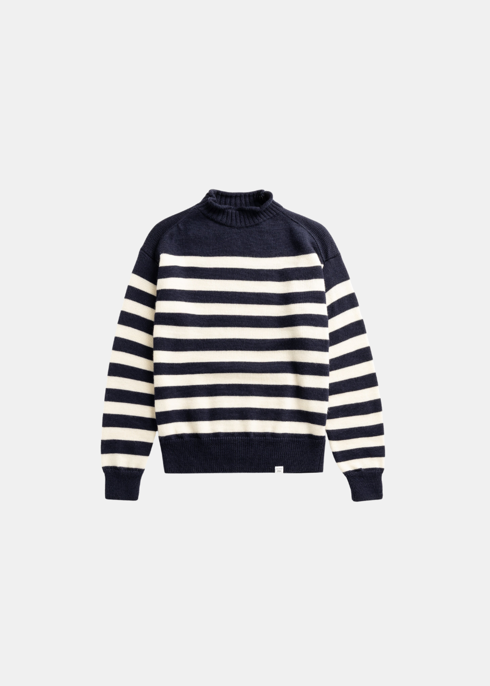Packshot de face du pull col camionneur homme Norse Projects en laine rayé bleu marine et écru à plat