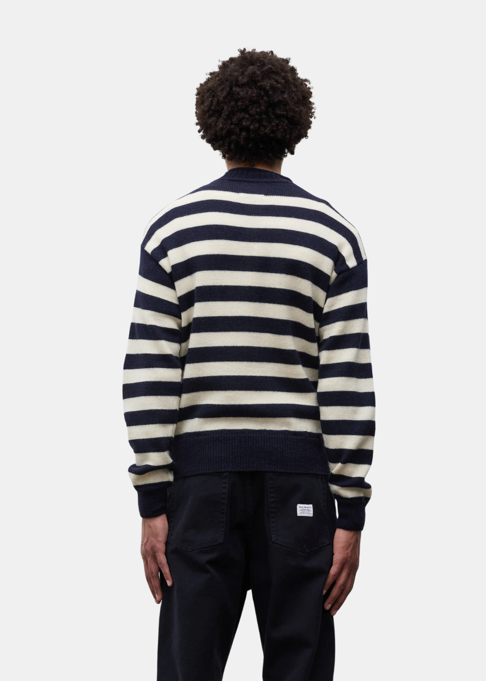 Vue de dos du pull col camionneur homme Norse Projects en laine rayé bleu marine et écru