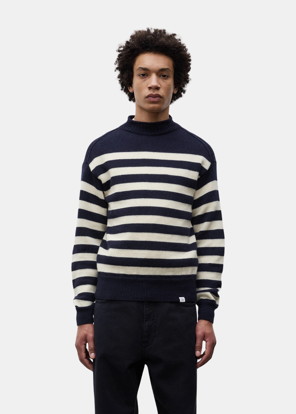 Pull col camionneur homme Norse Projects en pur lambswool rayé bleu marine et écru porté de face