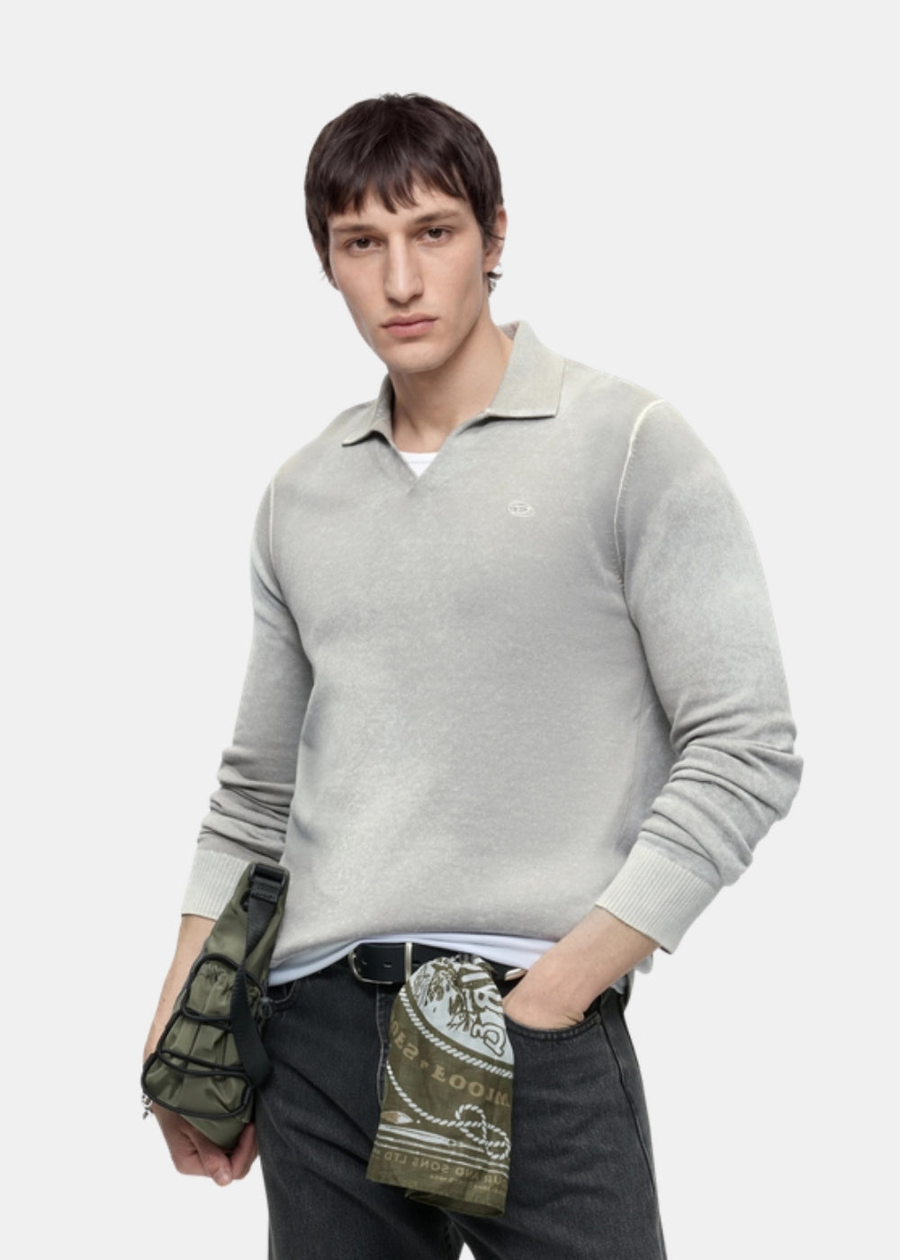 Porté en buste d'un pull beige Diesel K-Lorenzo en maille, col polo à revers ouvert en V, avec une sacoche kaki à la taille.
